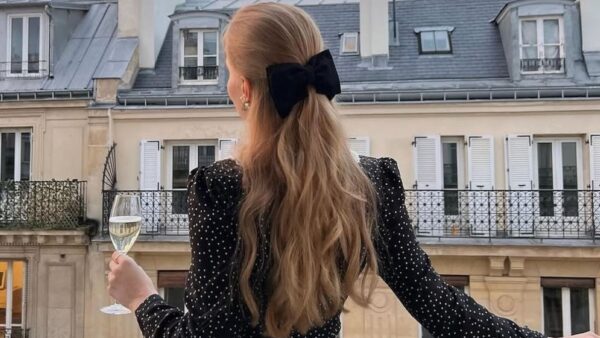 Τα υφάσματα που δείχνουν πολυτελή φοράει κοπέλα