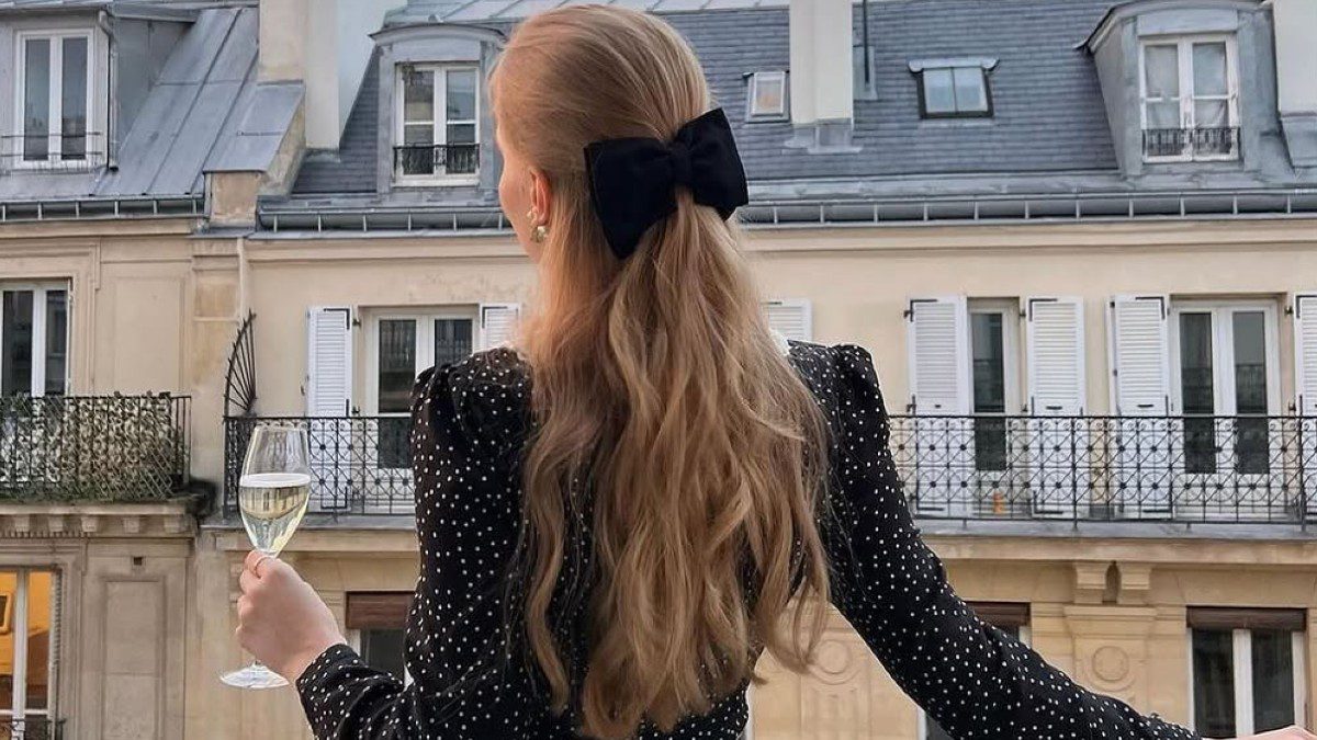 Τα υφάσματα που δείχνουν πολυτελή φοράει κοπέλα