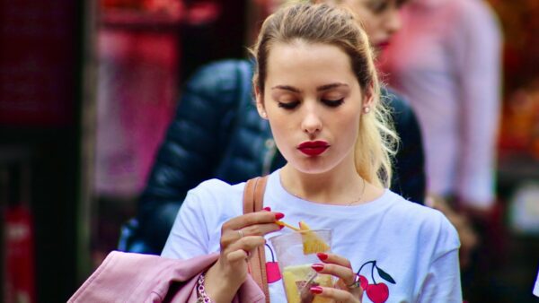 τροφή με κολλαγόνο τρώει γυναίκα στον δρόμο