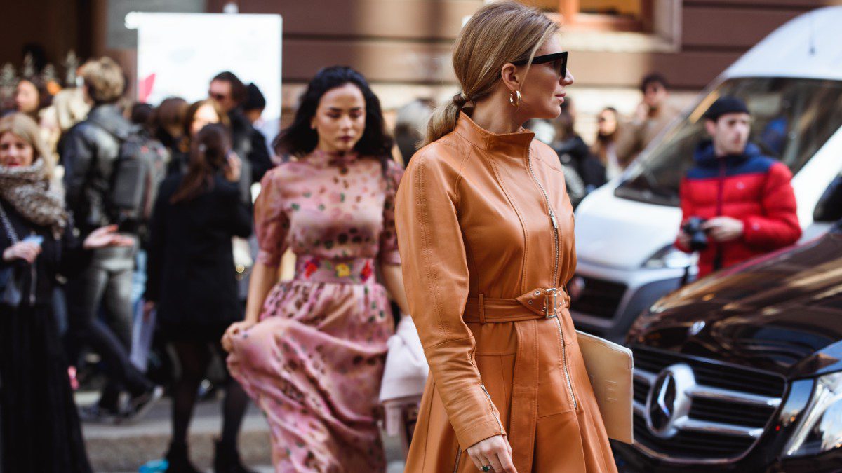 Γυναίκα φοράει δερμάτινη καμπαρντίνα