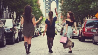 Φετινές τάσεις που φοράνε οι Νεοϋορκέζες στους δρόμους