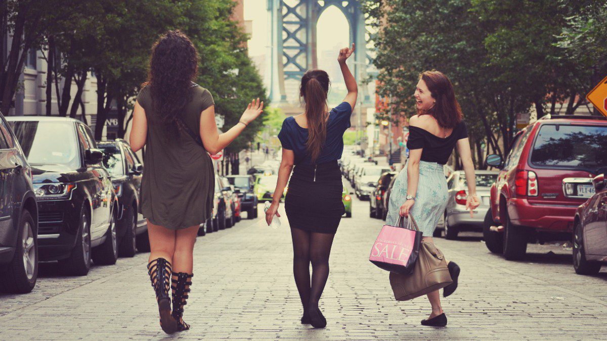 Φετινές τάσεις που φοράνε οι Νεοϋορκέζες στους δρόμους