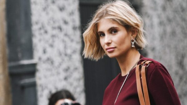 Φανταχτερά fashion items φοράει Γαλλίδα στον δρόμο