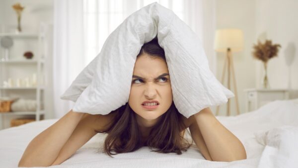 Ο ύπνος δυσκολεύει γυναίκα στο κρεβάτι