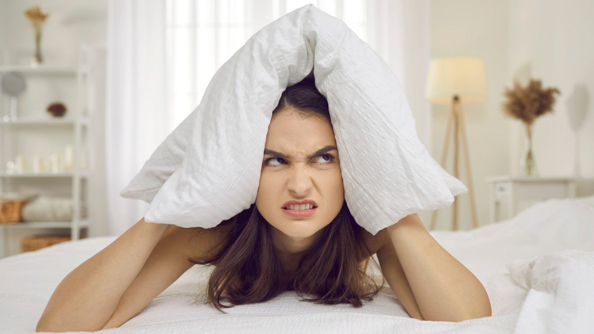 Ο ύπνος δυσκολεύει γυναίκα στο κρεβάτι