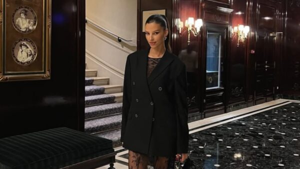 Η Χαρά Παππά ποζάρει σε λόμπι