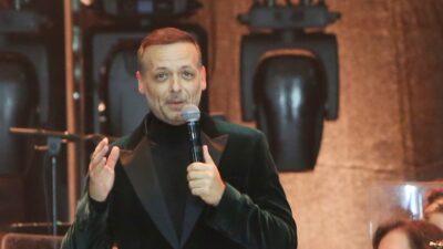 Ο Χάρης Δούκας στο άναμμα του δέντρου στο Σύνταγμα