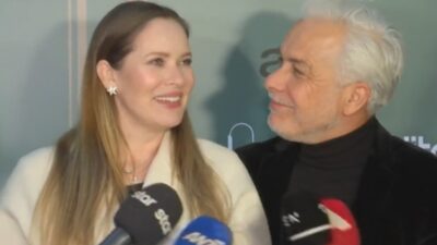 Η Ανίτα Μπραντ και o Χάρης Χριστόπουλος στην κάμερα του alpha