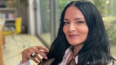 Η Ζενεβιέβ Μαζαρί χαμογελά στον φακό