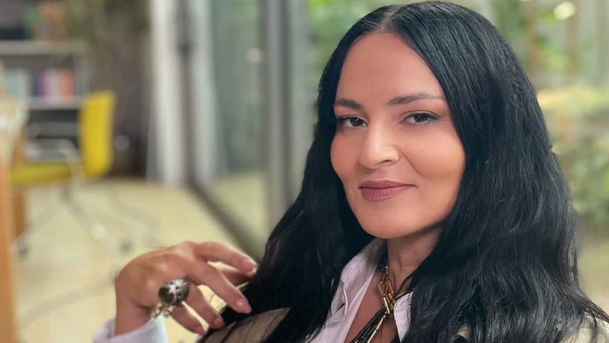 Η Ζενεβιέβ Μαζαρί χαμογελά στον φακό