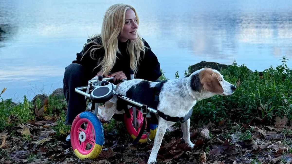 Βόλτα της Ζέτας Μακρυπούλια στη λίμνη Τριχωνίδα