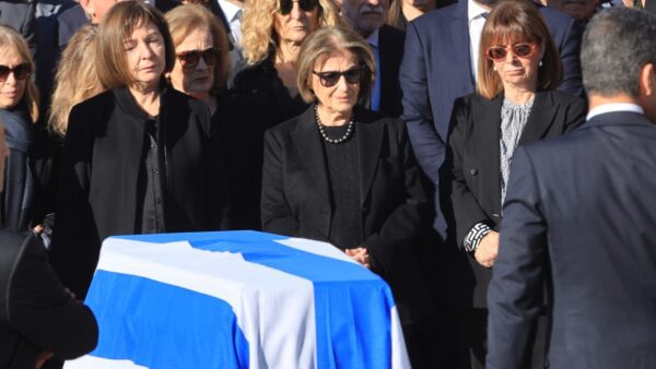 Η Δάφνη Σημίτη στην κηδεία του συζύγου της