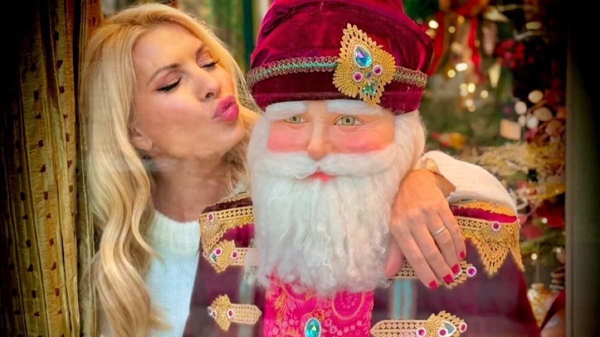 Η Ελένη Μενεγάκη με έναν Άγιο Βασίλη
