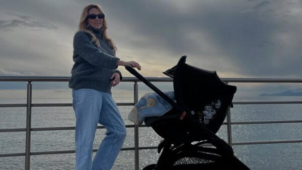 Η Φωτεινή Πετρογιάννη στη θάλασσα με τον γιο της