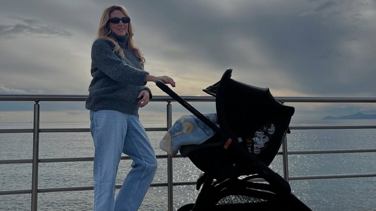 Η Φωτεινή Πετρογιάννη στη θάλασσα με τον γιο της