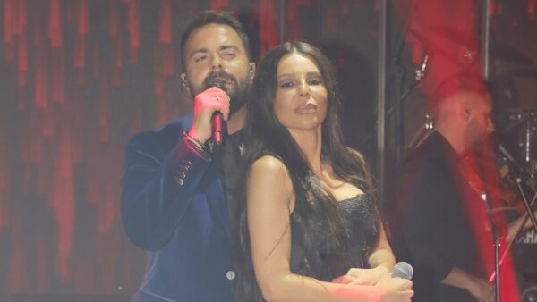 Ο Ηλίας Βρεττός και η Κέλλυ Κελεκίδου τραγουδούν στην σκηνή αγκαλιά