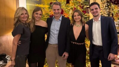 Ο Κυριάκος Μητσοτάκης με την οικογένειά του