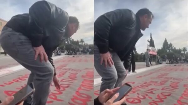 Ο Νίκος πλακιάς φιλάει τα ονόματα των κορών του στο σύνταγμα