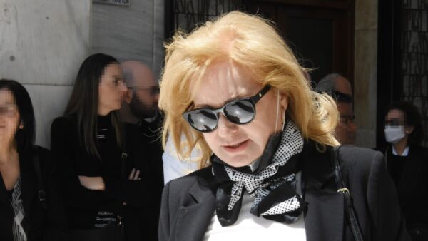 Η Αγγελική Νικολούλη με γυαλιά ηλίου και μαντήλι στον λαιμό