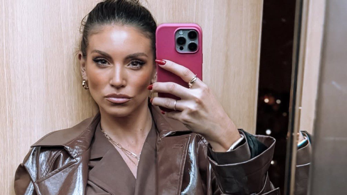 Η Αθηνά Οικονομάκου βγάζει selfie