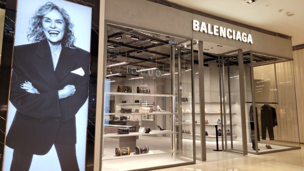 Παπούτσια Balenciaga σε μπουτίκ του Οίκου