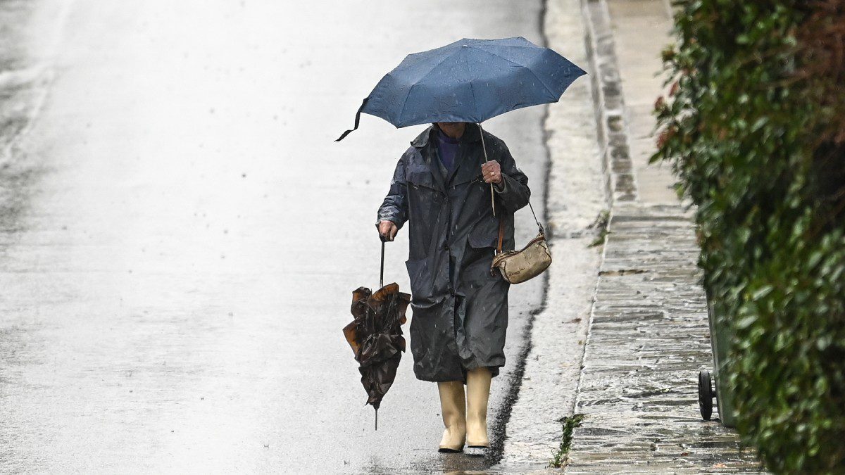 Γυναίκα περπατάει μέσα στην βροχή