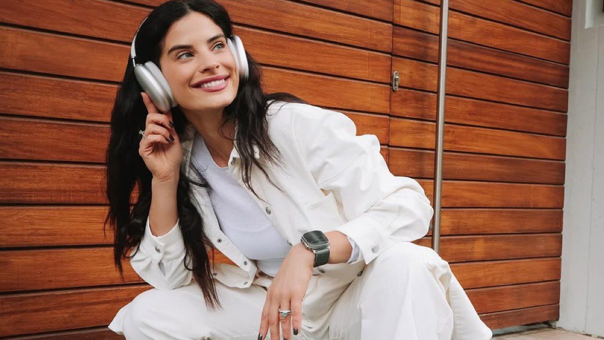 H Χριστίνα Μπόμπα με λευκό σύνολο