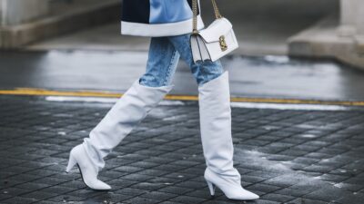 Σκισμένο τζιν και λευκές μπότες στο street style