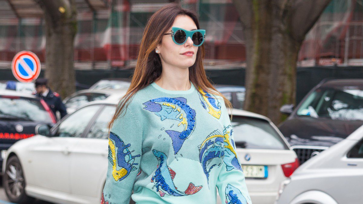 Το τζιν που θα βλέπεις στον δρόμο με πολύχρωμο πουλόβερ