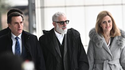 Ο Πέτρος Φιλιππίδης έξω από το Εφετείο με τους δικηγόρους του