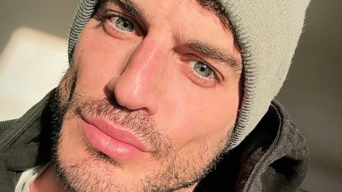 Ο Δημήτρης Φιντιρίκος με σκούφο