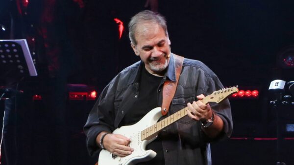 Ο Δημήτρης Σταρόβας σε συναυλία.