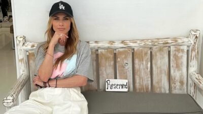 H Ντορέττα Παπαδημητρίου κάθεται σε παγκάκι