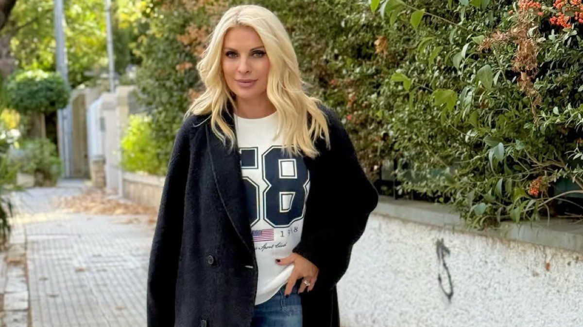 Η Ελένη Μενεγάκη σε βόλτα στην Κηφισιά