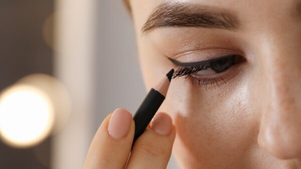 Αυτό το μολύβι της Essence κοστίζει λιγότερο από 2 ευρώ