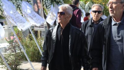 Ο γιος της Καίτης Γκρέυ, Φίλιππος Ηλιάδης στην κηδεία της.