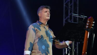 Ο Φοίβος Δεληβοριάς στη σκηνή