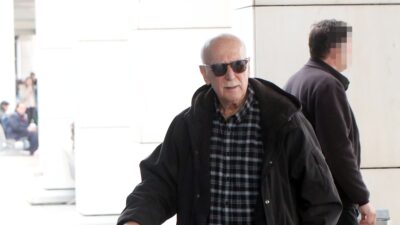 Ο Γιώργος Παπαδάκης με γυαλιά ηλίου στο αεροδρόμιο