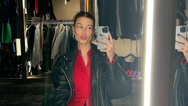 Το nude μολύβι χειλιών που δεν αποχωρίζεται η Hailey Bieber