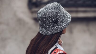 καπέλο με στρας στο street style