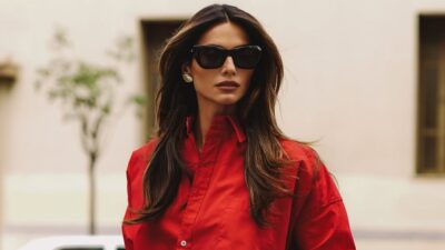 Η Ηλιάνα Παπαγεωργίου με κόκκινο πουκάμισο