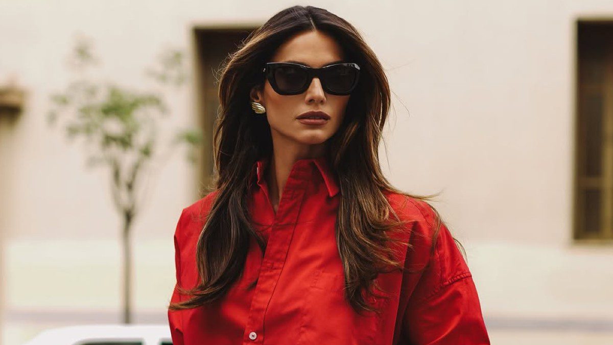 Η Ηλιάνα Παπαγεωργίου με κόκκινο πουκάμισο