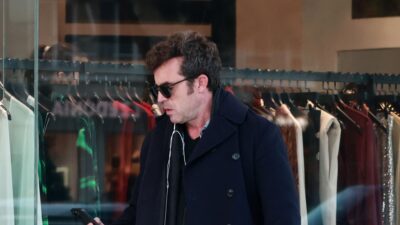 Ο Ηλίας Κρασσάς με γυαλιά ηλίου στο πρόσωπο