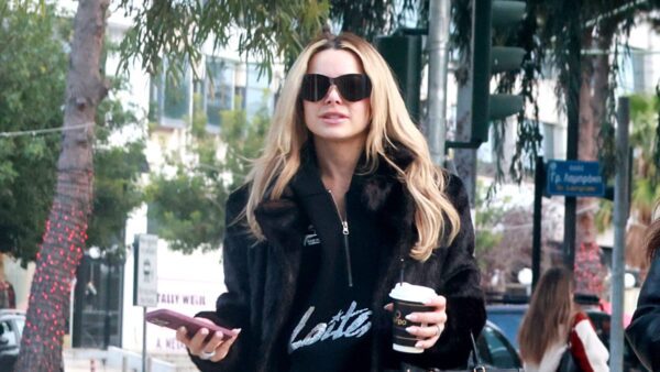 Η Josephine για καφέ στην Γλυφάδα