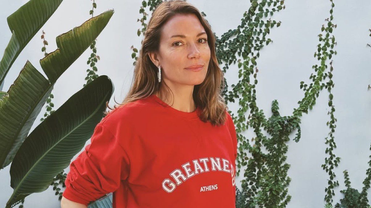 Η Βίκυ Καγιά με κόκκινο φούτερ