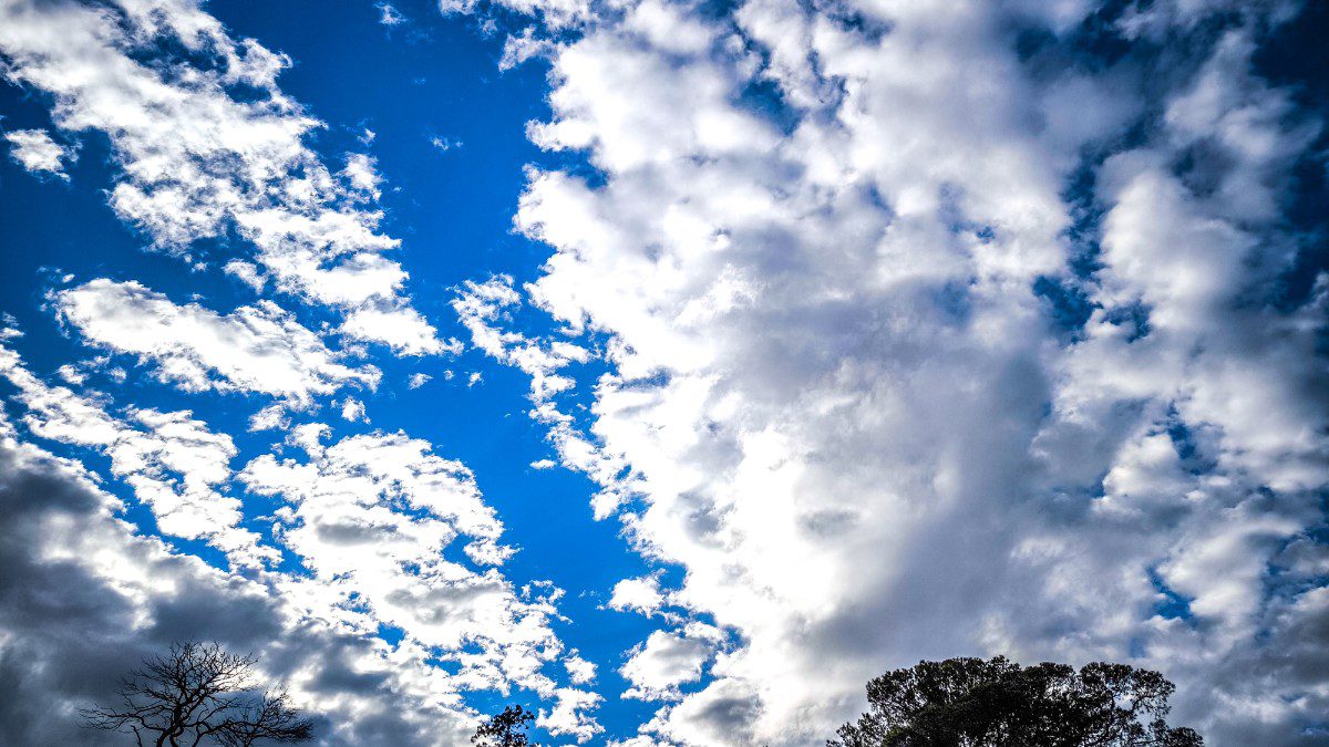 Ουρανός με σύννεφα