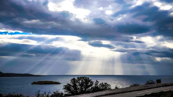 Ουρανός πάνω από τη θάλασσα με σύννεφα