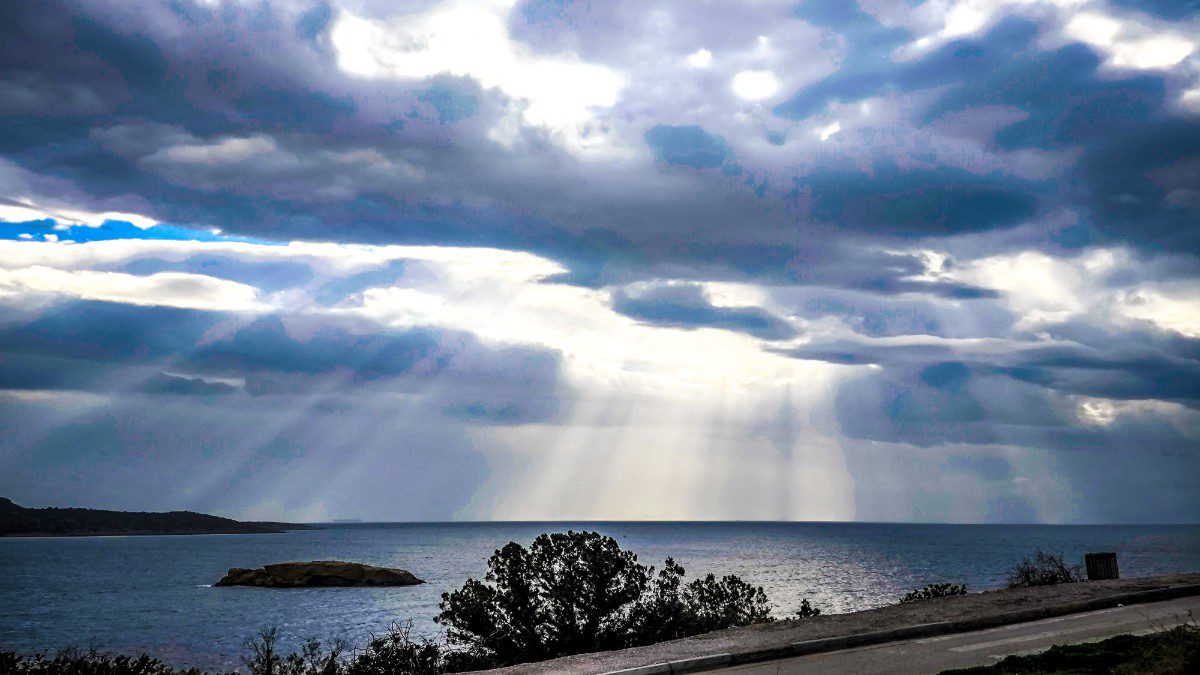 Ουρανός πάνω από τη θάλασσα με σύννεφα