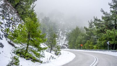 Χιόνια σε δρόμος προς το βουνό