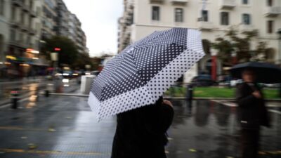 Μία γυναίκα με ομπρέλα